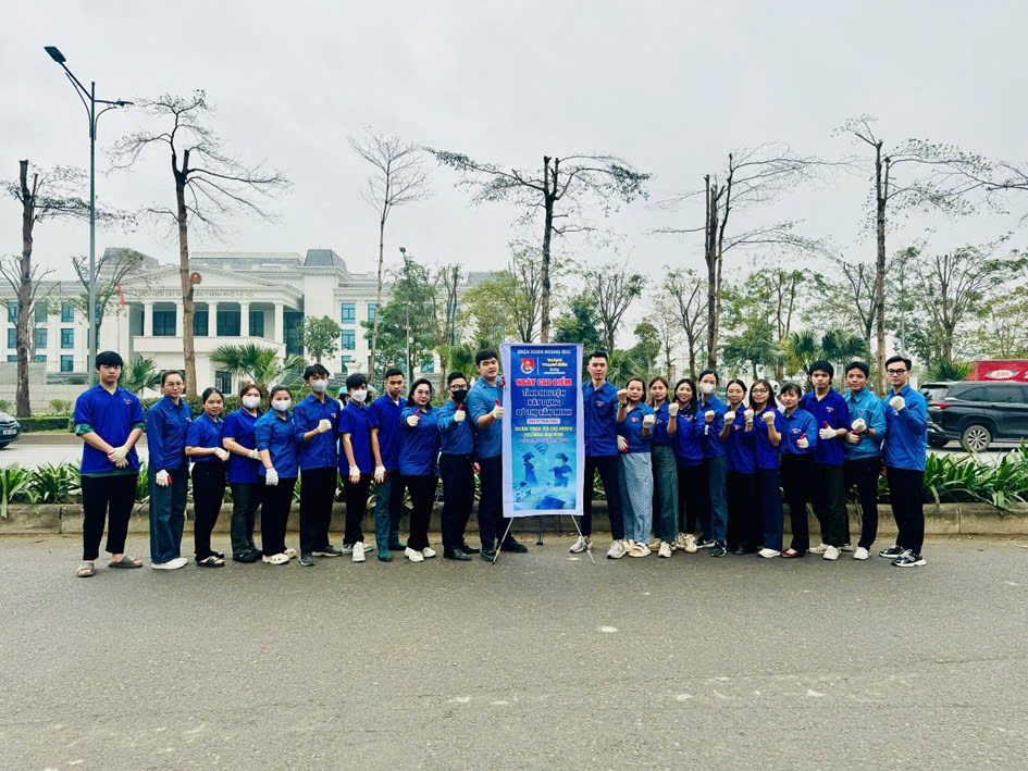 Lực lượng đoàn viên ra quân hưởng ứng phong trào