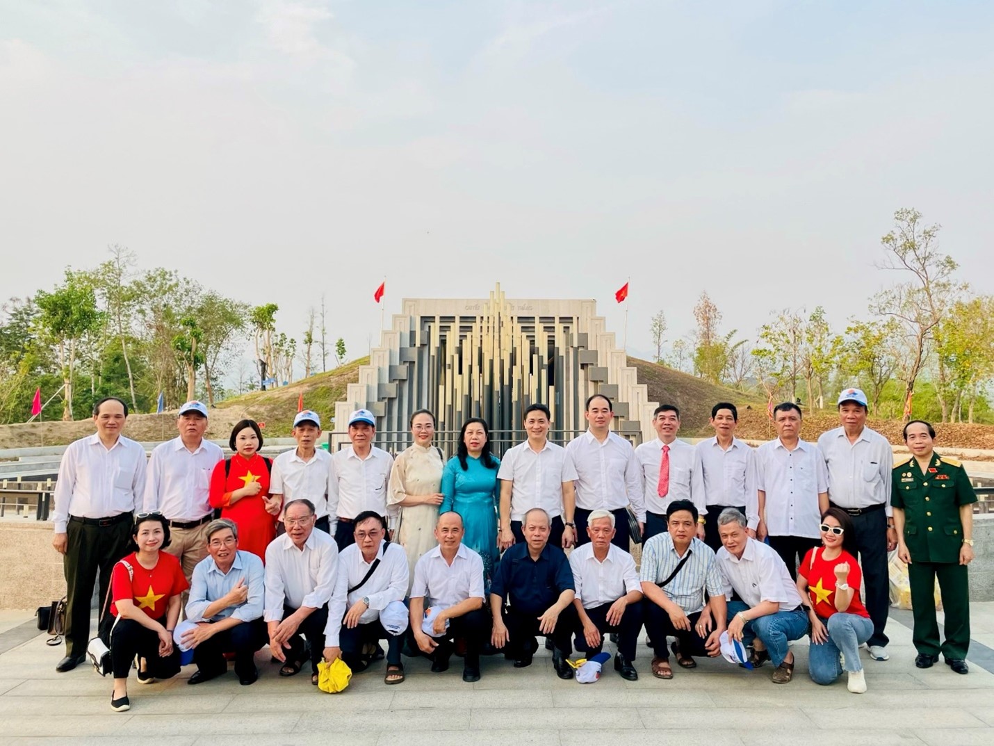 Bí thư Thành ủy Hà Nội thăm, tặng quà gia đình liệt sĩ Nguyễn Văn Vy, tổ 15 phường Đại Kim, quận Hoàng Mai