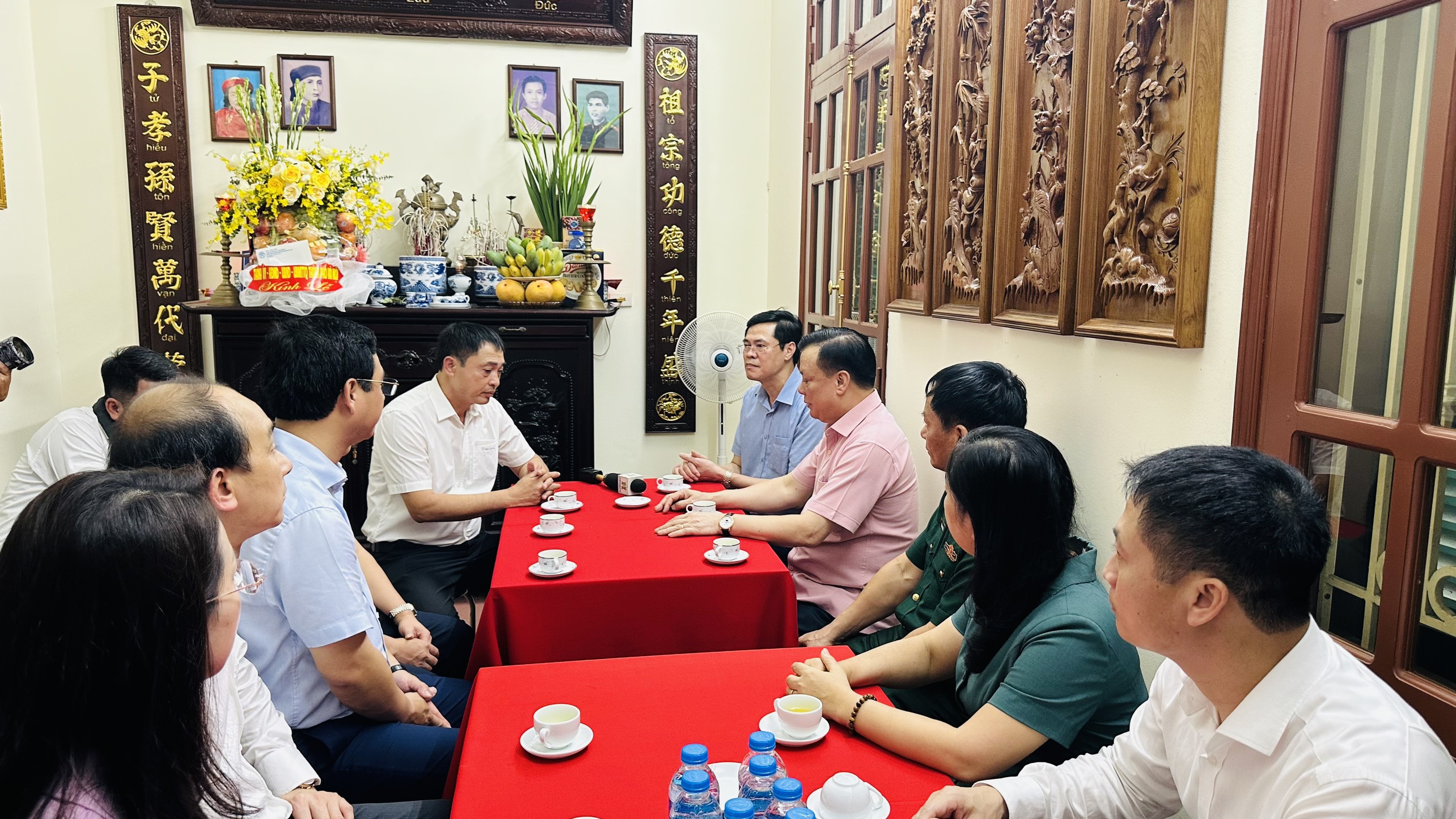 Bí thư Thành ủy Hà Nội thăm, tặng quà gia đình liệt sĩ Nguyễn Văn Vy, tổ 15 phường Đại Kim, quận Hoàng Mai